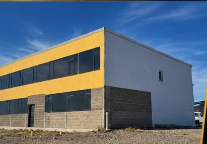 Frente del edificio corporativo de la base logística en Centenario, Neuquén