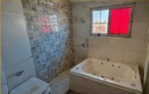 Baño completo del sector de servicios al personal