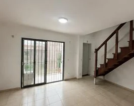 Living comedor con escalera a la planta alta