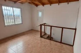 Play room en planta alta con techo de madera