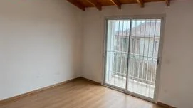 Dormitorio con salida al balcón