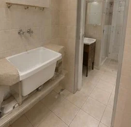 Baño con bañera y sector de lavadero